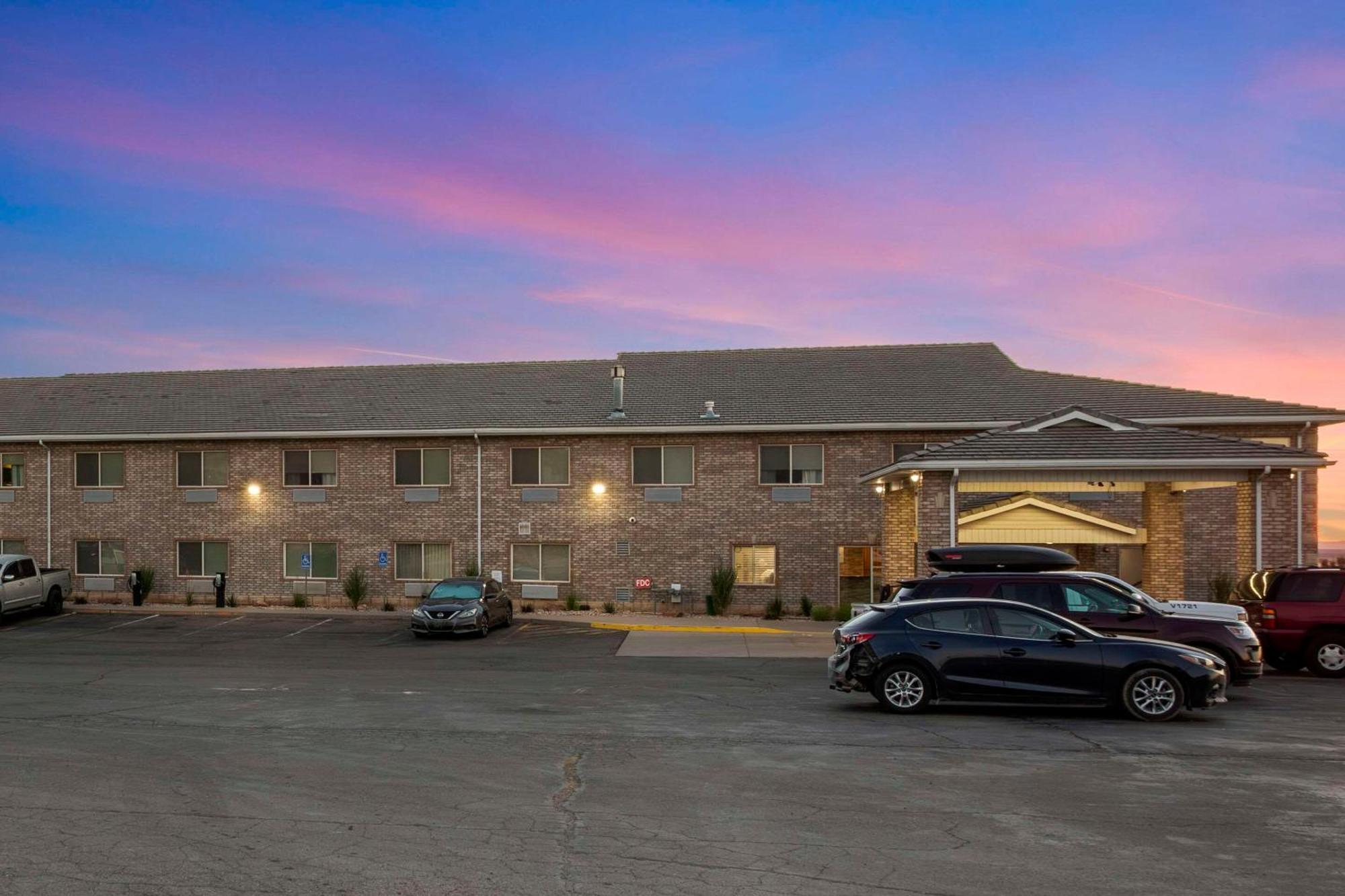Quality Inn & Suites Fillmore I-15 Exterior foto